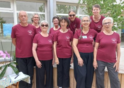 Des membres de l'association Pelres du Dragon d'ANgers posent avec le tee-shirt bordeaux de l'association pour l'inauguration de la maisonnée quartier des Hauts de St Aubin qui accueillera des cours à la saison prochaine.